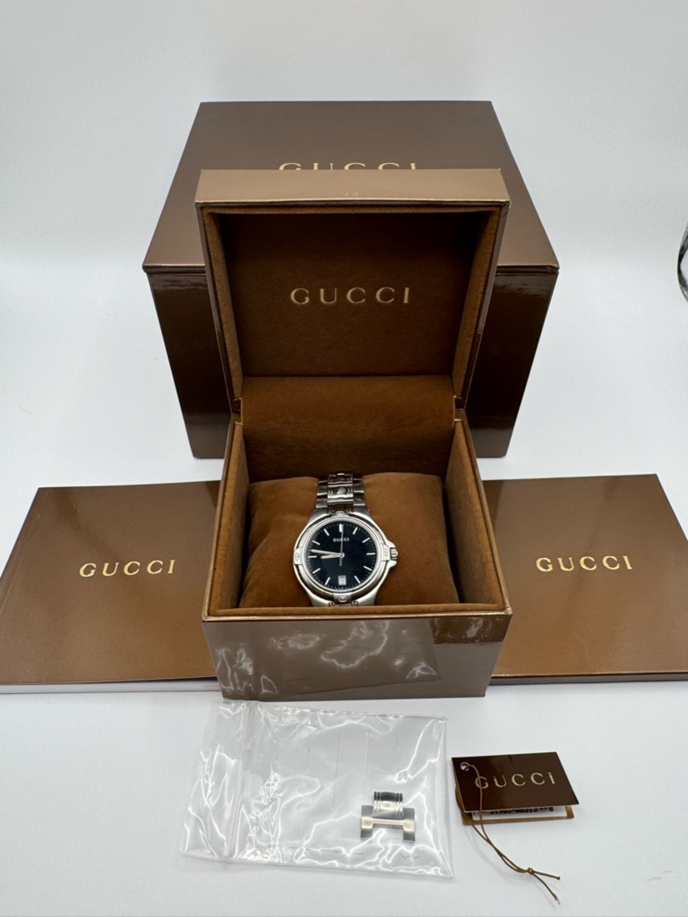 Gucci 9040M Swiss Stainless Steel Black Dial Date Watch | Full Box & Links